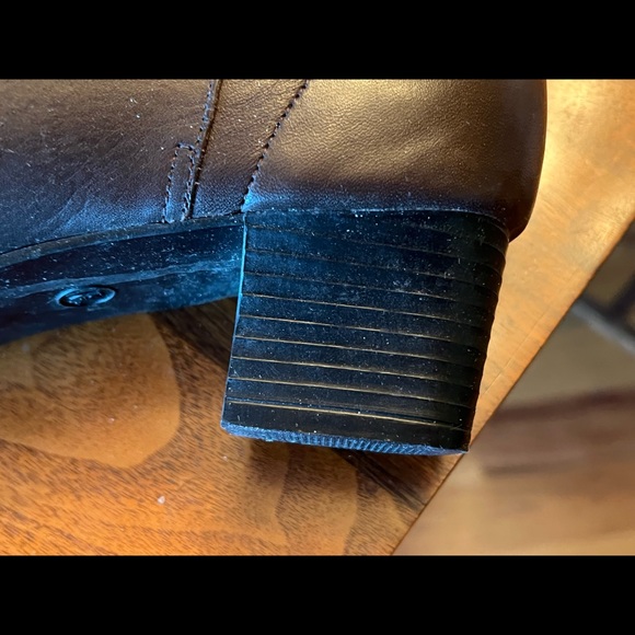 Size 7 1/2 brown boots. - Picture 4 of 8